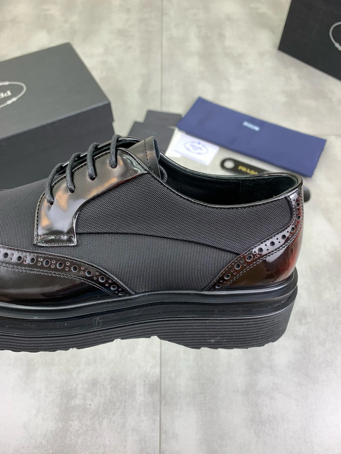 Factory price P880 💰Original quality, top version🔱 ＰＲＡＤＡPrada. Men's business casual leather shoes, top quality products. 1:1 shipment⬆️Luxurious and noble👞All imported original brand fabrics, just to create a more comfortable wearing experience. Upper: Original comfortable open edge bead-rubbed calf leather➕Top imported water-dyed full cow lining, original lightweight and comfortable TPU foam combination bottom✔️Code number: 39-44 (38.45 can be customized)